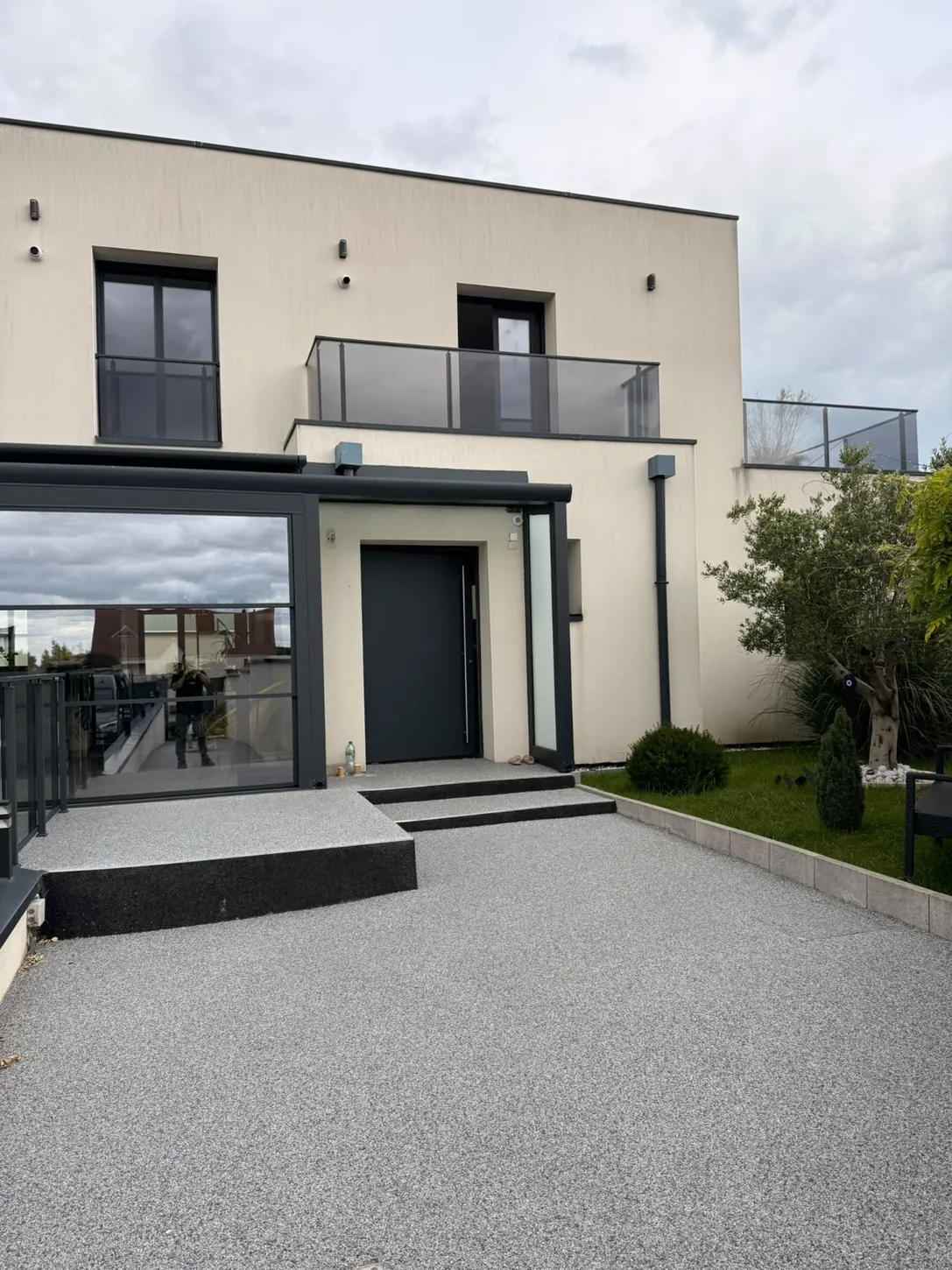 balcons avec garde-corps en verre fumé sur une maison contemporaine