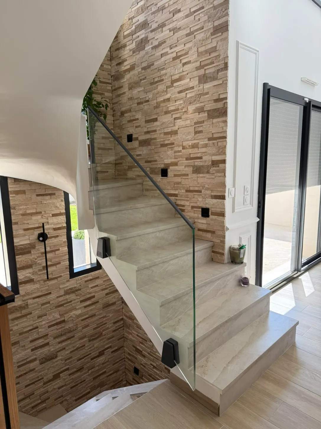 garde-corps vitré sur escalier intérieur et mur en pierre